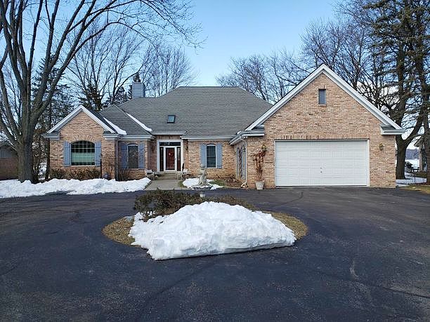 homes for sale in pewaukee wi